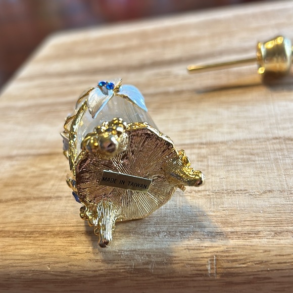 💕HOST PICK 💕Perfume Bottle Vintage 3 Leg White Flowers Blue Crystals Gold Tone - Picture 11 of 16